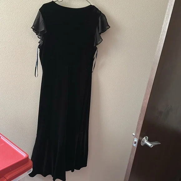 NWT Velvet Midi Dress with Chiffon Flutter SleevesTiered Hem A4HV1QHL size 12 - Picture 8 of 8